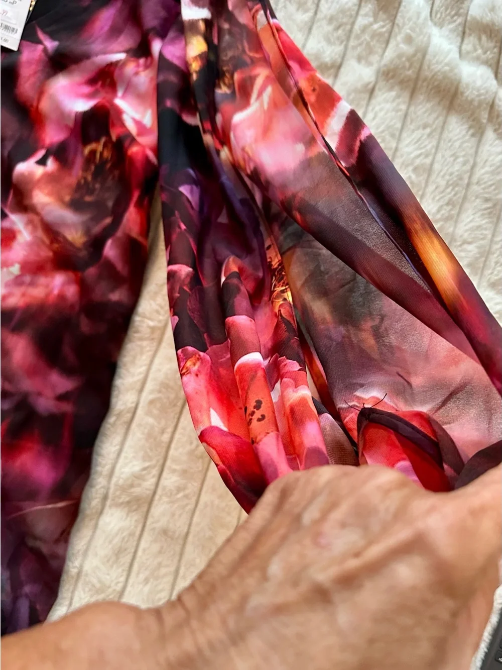 Floral Print Split-Sleeve Mini Dress in Burgundy - Picture 4 of 11